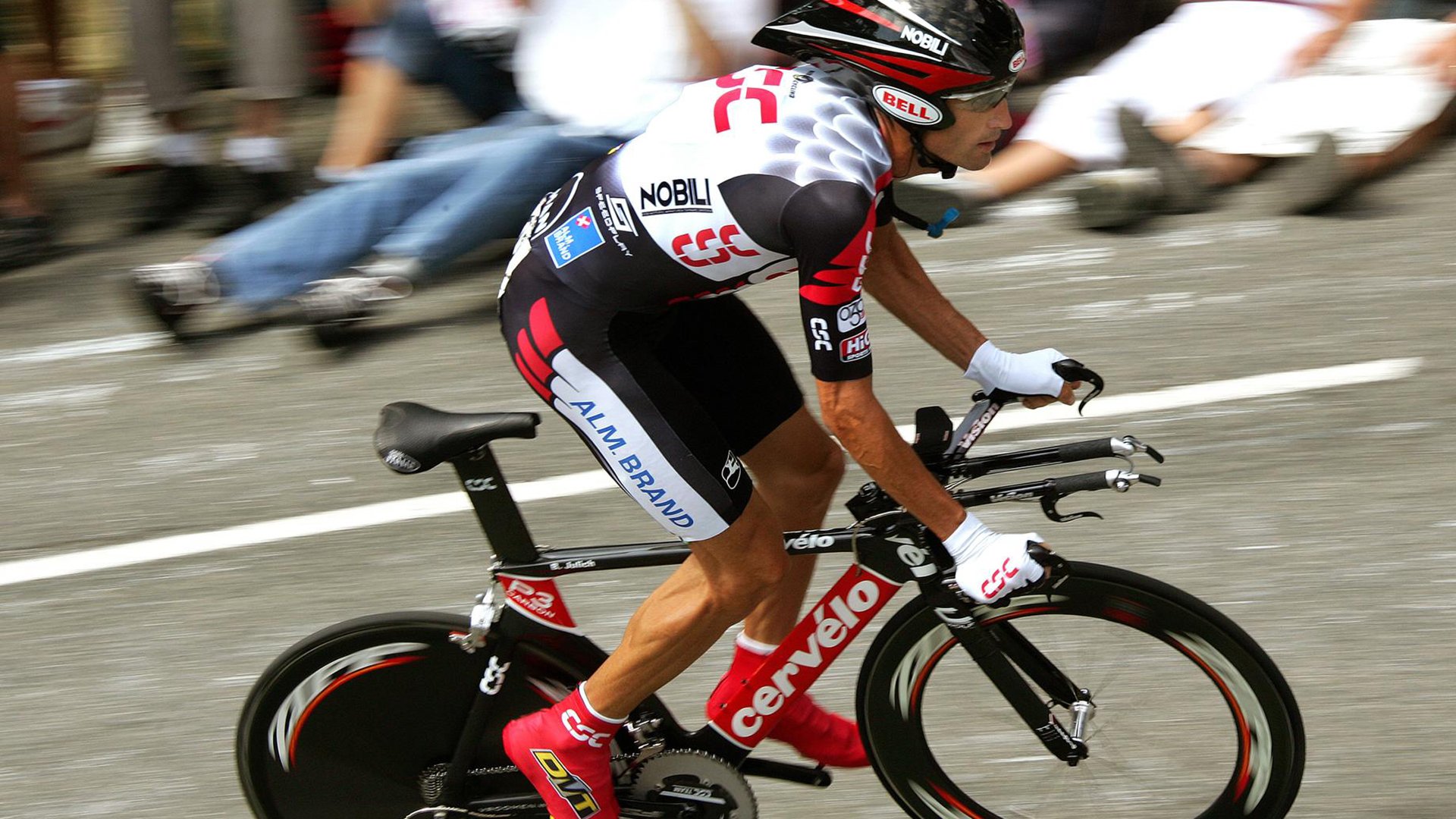 爱游戏官方-_赤脚挑战赛：不同凡响的创新运动体验_，赤脚综艺